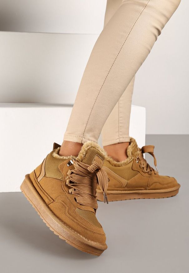 Renee - Brązowe Zimowe Sneakersy Vices Stylizowane na Śniegowce z Futerkiem Tennira. Okazja: na co dzień, na spacer. Zapięcie: sznurówki. Kolor: brązowy. Materiał: futro. Sezon: zima. Obcas: na płaskiej podeszwie. Sport: turystyka piesza