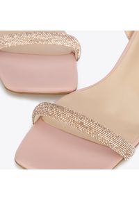 Wittchen - Damskie sandały z błyszczącym paskiem różowe. Okazja: na wesele, na ślub cywilny. Zapięcie: pasek. Kolor: różowy. Materiał: skóra. Obcas: na obcasie. Styl: klasyczny, elegancki, wizytowy. Wysokość obcasa: średni #10