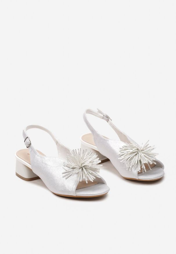 Born2be - Białe Sandały Vices na Słupku z Ozdobnym Pomponem i Skórzaną Wkładką Agistra. Okazja: na co dzień. Zapięcie: sprzączka. Kolor: biały. Materiał: skóra. Sezon: wiosna, lato. Obcas: na słupku. Styl: casual, klasyczny, elegancki