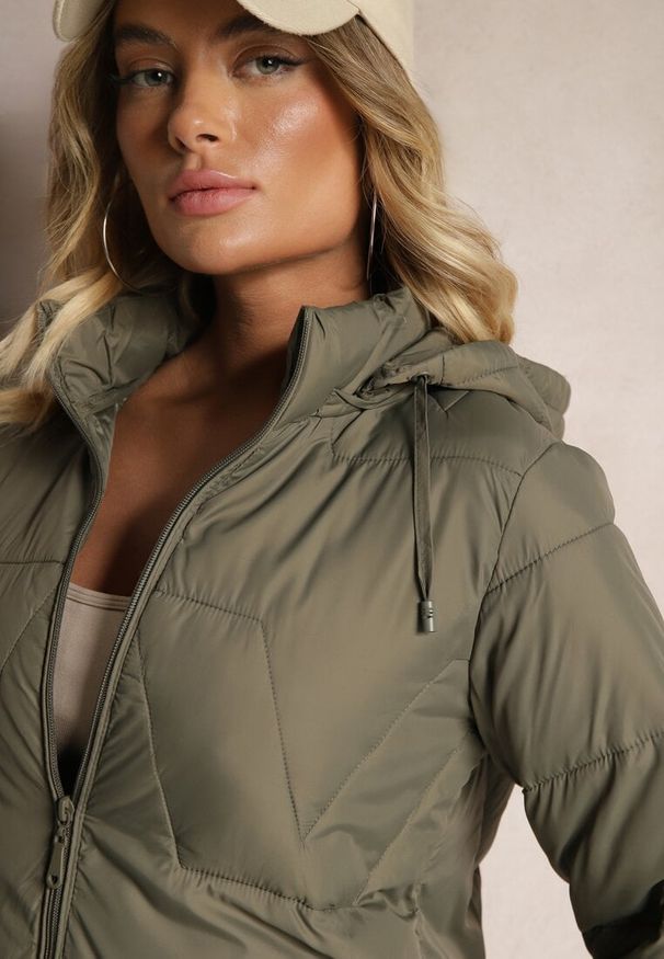 Renee - Ciemnozielona Pikowana Kurtka Przejściowa z Kapturem Silidi. Okazja: na co dzień. Typ kołnierza: kaptur. Kolor: zielony. Materiał: jeans. Styl: klasyczny, elegancki, casual