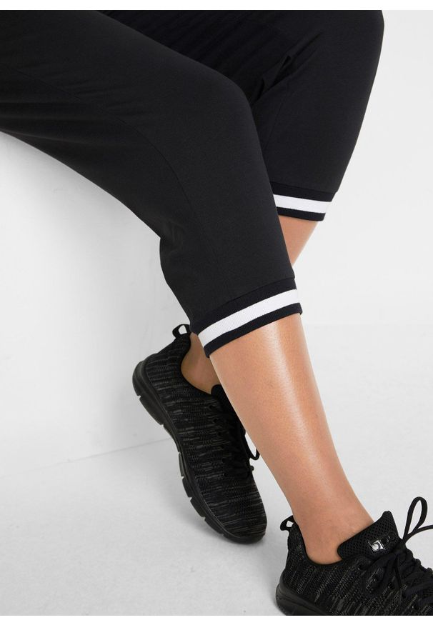 bonprix - Spodnie joggingowe 3/4 z mieszanki bawełny. Kolor: czarny. Materiał: materiał, bawełna. Styl: sportowy