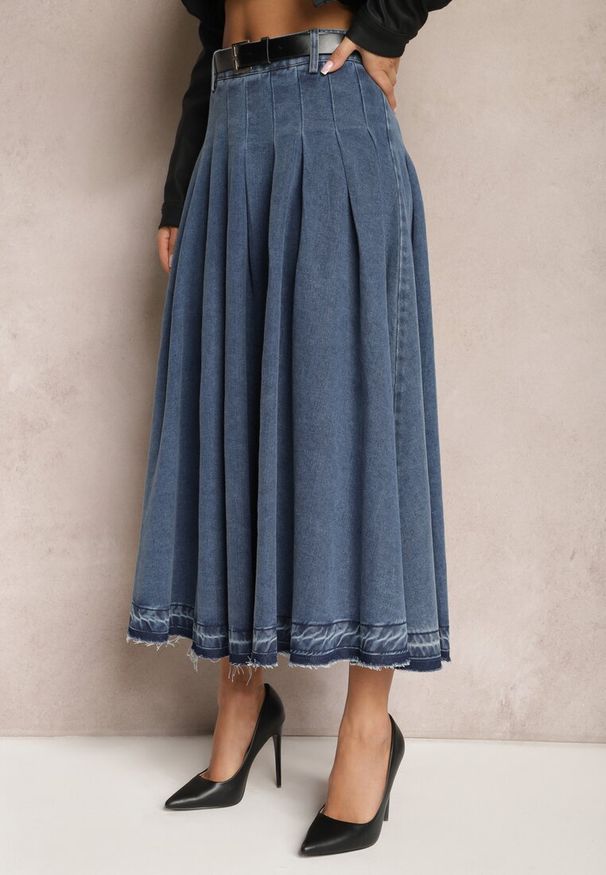 Renee - Granatowa Rozkloszowana Spódnica Jeansowa z Paskiem z Klamrą Varnie. Okazja: na uczelnię. Kolor: niebieski. Materiał: jeans
