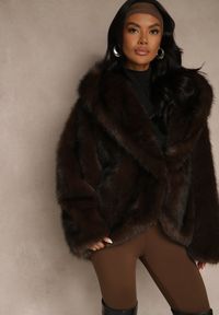 Renee - Brązowa Oversizowa Kurtka Futerko z Kapturem Venelle. Okazja: na imprezę. Typ kołnierza: kaptur. Kolor: brązowy. Materiał: futro. Styl: klasyczny #3