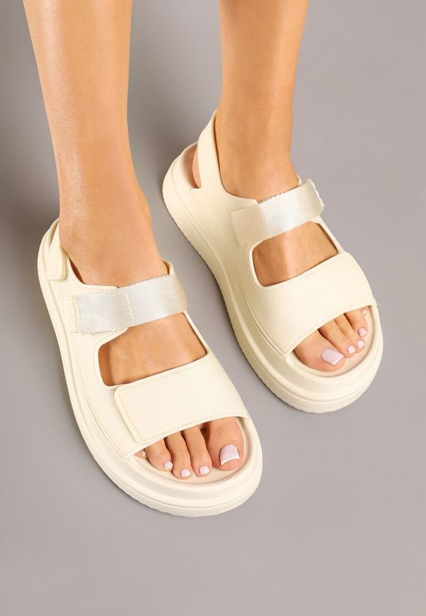 Born2be - Beżowe Sandały na Grubej Podeszwie Zapinane na Rzepy Olkio. Okazja: na co dzień. Zapięcie: rzepy. Kolor: beżowy. Styl: casual, elegancki