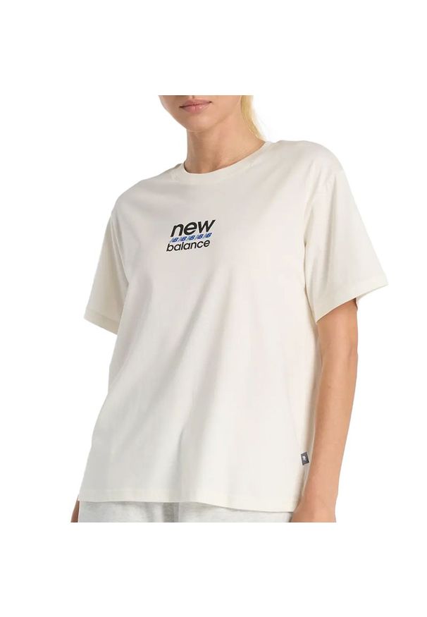 Koszulka damska New Balance WT51541SST - beżowa. Kolor: beżowy. Materiał: bawełna, materiał. Długość rękawa: krótki rękaw. Długość: krótkie