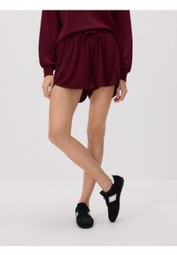 Reserved - Gładkie szorty z modalem - bordowy. Kolor: czerwony. Materiał: tkanina. Wzór: gładki