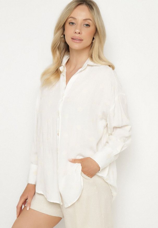 Born2be - Biała Koszula z Wiskozy z Lnu Zdobiona Geometrycznym Haftem Fadea. Okazja: na co dzień, na spotkanie biznesowe. Typ kołnierza: dekolt w kształcie V. Kolor: biały. Materiał: len, wiskoza. Długość rękawa: długi rękaw. Długość: długie. Wzór: geometria, aplikacja, haft. Styl: biznesowy, casual, elegancki