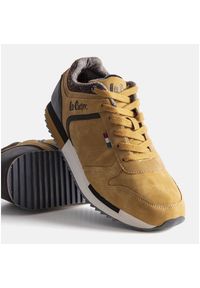 Lee Cooper Brązowe sneakersy LCJ-21-29-0643M. Okazja: na co dzień. Kolor: brązowy. Materiał: syntetyk, materiał. Szerokość cholewki: normalna