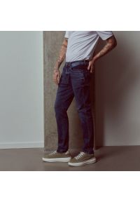Reserved - Sprane jeansy o kroju slim - Granatowy. Kolor: niebieski