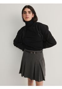 Reserved - Spódnica mini z paskiem - ciemnoszary. Kolor: szary. Materiał: tkanina, wiskoza. Wzór: gładki #1