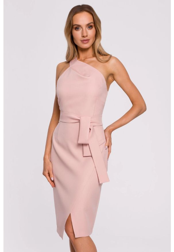 Sukienki.shop - Sukienka koktajlowa ołówkowa na jedno ramię z rozcięciem róż. Kolor: różowy. Typ sukienki: ołówkowe. Styl: wizytowy