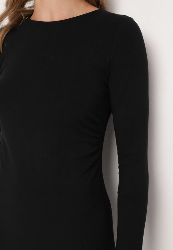 Born2be - Czarna Dopasowana Sukienka z Wiskozą i Guzikami Lannirae. Okazja: na co dzień. Kolor: czarny. Materiał: wiskoza. Styl: wizytowy, klasyczny, casual