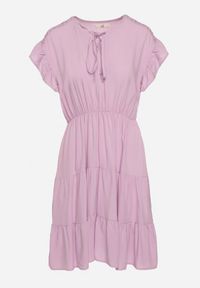 Born2be - Fioletowa Sukienka z Gumką w Pasie Ozdobiona Falbanką i Wiązana Materiałowym Paskiem Tiamalou. Typ kołnierza: dekolt w łódkę. Kolor: fioletowy. Materiał: materiał. Długość rękawa: krótki rękaw. Wzór: aplikacja #2