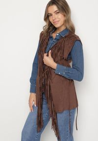Born2be - Brązowa Kamizelka w Stylu Boho z Frędzlami i Gorsetowymi Wiązaniami Salenorra. Okazja: na imprezę, na co dzień. Typ kołnierza: dekolt gorset. Kolor: brązowy. Materiał: zamsz, jeans. Wzór: haft, aplikacja. Styl: boho