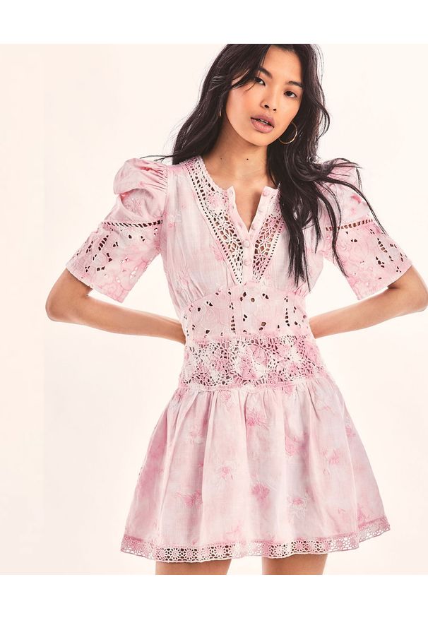 LOVE SHACK FANCY - Różowa sukienka Divine. Kolor: biały. Materiał: bawełna, koronka, tkanina. Wzór: aplikacja, haft, koronka, kwiaty. Długość: mini