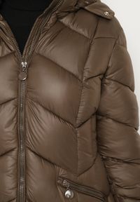 Born2be - Brązowa Pikowana Kurtka o Taliowanym Kroju z Kapturem i Futrzaną Podszewką Emithalla. Okazja: na co dzień. Typ kołnierza: kaptur. Kolor: brązowy. Materiał: futro. Długość rękawa: długi rękaw. Długość: długie. Styl: klasyczny, casual, elegancki #4