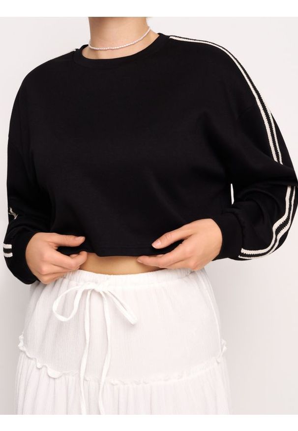 Sinsay - Bluza z dekoracyjnymi lampasami soft touch - czarny. Kolor: czarny. Materiał: dzianina, wiskoza