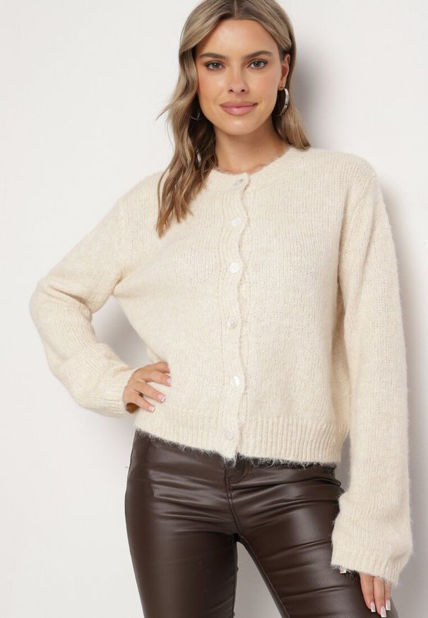 Born2be - Beżowy Casualowy Kardigan o Klasycznym Kroju Riathiel. Okazja: na co dzień. Kolor: beżowy. Materiał: jeans. Długość rękawa: długi rękaw. Długość: długie. Styl: klasyczny, casual