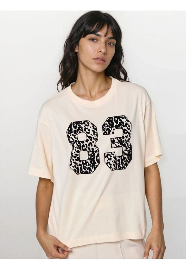 Sinsay - Bawełniana koszulka z napisem - kremowy. Kolor: kremowy. Materiał: bawełna. Wzór: napisy