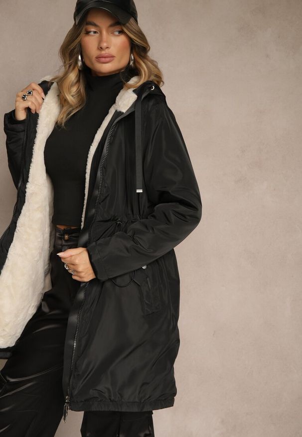 Renee - Czarna Kurtka Parka w Stylu Casual Ocieplana Futerkiem Olleania. Okazja: na co dzień. Kolor: czarny. Materiał: futro. Wzór: aplikacja. Styl: casual
