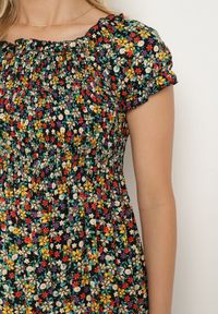 Born2be - Czarno-Zielona Wiskozowa Sukienka w Kwiaty Typu Hiszpanka z Gumką w Talii Revemia. Typ kołnierza: dekolt hiszpanka. Kolor: czarny. Materiał: wiskoza. Wzór: kwiaty. Sezon: wiosna. Typ sukienki: z odkrytymi ramionami #4