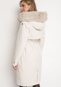 Born2be - Jasnobeżowa Kurtka Parka Długa ze Ściągaczami i Futerkiem Odpinanym Delanira. Okazja: na co dzień. Kolor: beżowy. Materiał: futro. Długość rękawa: długi rękaw. Długość: długie. Styl: klasyczny, casual, elegancki #3