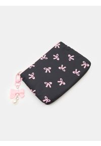 Sinsay - Portfel saszetka z nadrukiem w kokardki z zawieszką - czarny. Kolor: czarny. Wzór: nadruk #1