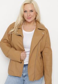 Born2be - Brązowa Kurtka Ramoneska z Ekoskóry z Ozdobnymi Paskami na Napy Bellassa. Typ kołnierza: kołnierzyk stójkowy. Kolekcja: plus size. Kolor: brązowy. Wzór: paski #7