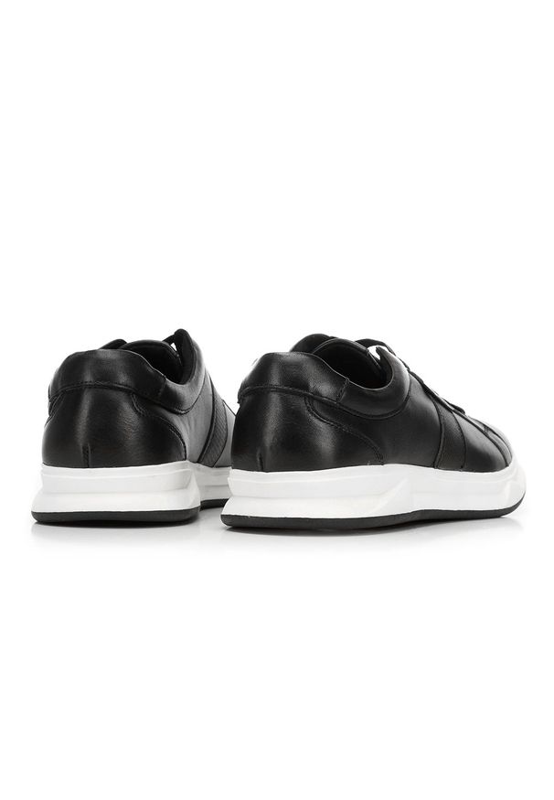 Wittchen - Męskie sneakersy skórzane na gumowej podeszwie. Nosek buta: okrągły. Kolor: czarny. Materiał: skóra. Wzór: jednolity, kolorowy. Sezon: lato