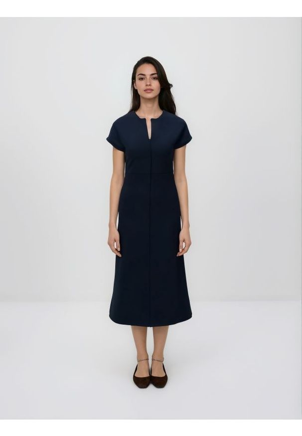 Reserved - Sukienka midi - granatowy. Kolor: niebieski. Materiał: dzianina. Wzór: gładki. Typ sukienki: proste. Długość: midi