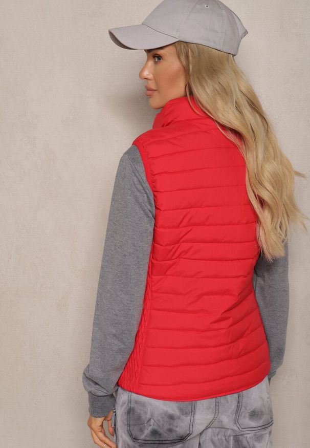 Renee - Czerwona Kamizelka ze Stójką z Pikowaniem i Kieszeniami Valoreth. Okazja: na co dzień, na spotkanie biznesowe. Typ kołnierza: kołnierzyk stójkowy. Kolor: czerwony. Styl: casual, biznesowy, elegancki, klasyczny