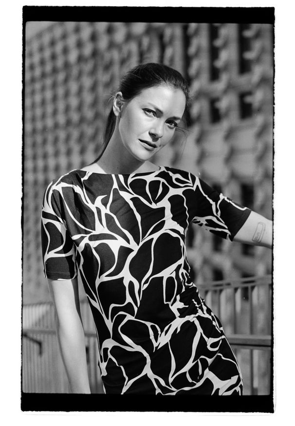 MOODO - Wzorzysta sukienka midi beżowa. Kolor: beżowy. Materiał: poliester, elastan. Długość: midi