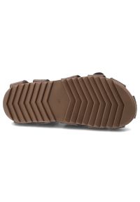 Sandały damskie Artiker, cholewka ze skóry naturalnej zamszowej ażurowa konstrukcja z wycięciami, brązowe, 58C0551. Kolor: brązowy. Materiał: skóra, zamsz. Wzór: ażurowy #3