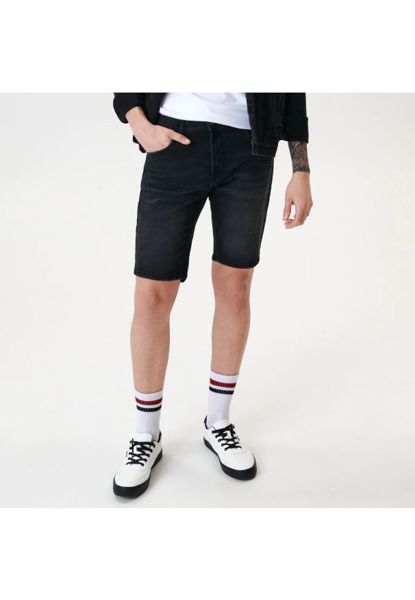 Sinsay - Szorty jeansowe slim - Czarny. Kolor: czarny. Materiał: jeans