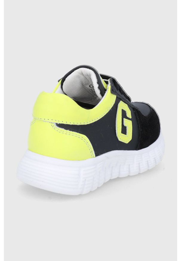 Guess buty dziecięce kolor czarny. Nosek buta: okrągły. Zapięcie: sznurówki. Kolor: czarny. Materiał: guma