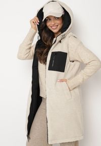 Born2be - Czarna Pikowana Kamizelka Dwustronna z Futerkiem Typu Baranek i Kapturem Lertiala. Okazja: na co dzień. Kolor: czarny. Materiał: futro. Wzór: aplikacja. Styl: casual, elegancki, klasyczny #6