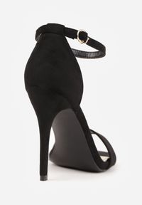 Renee - Czarno-Złote Sandały na Szpilce z Kwadratowym Noskiem Padove. Okazja: na co dzień. Kolor: czarny. Materiał: satyna. Obcas: na szpilce. Styl: casual #9