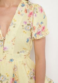 Born2be - Żółta Bawełniana Sukienka w Kwiaty o Rozkloszowanym Kroju z Falbankami Norittia. Okazja: na co dzień. Typ kołnierza: kołnierz z falbankami. Kolor: żółty. Materiał: bawełna. Długość rękawa: krótki rękaw. Wzór: kwiaty. Styl: casual, elegancki #2