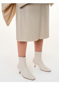Kazar - Botki damskie w kolorze złamanej bieli. Okazja: na co dzień. Materiał: skóra. Szerokość cholewki: normalna. Obcas: na obcasie. Styl: elegancki, casual, wizytowy. Wysokość obcasa: średni #4