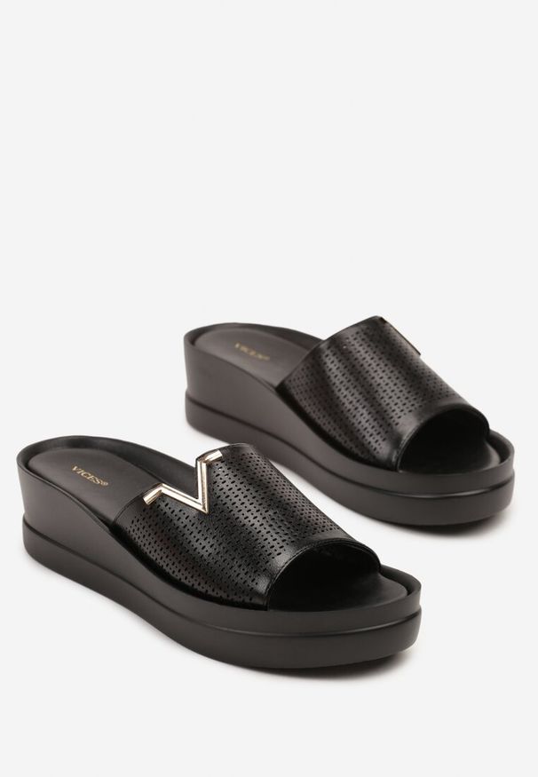 Renee - Czarne Perforowane Klapki Vices na Niskim Koturnie z Metaliczną Aplikacją Kosarine. Okazja: na co dzień. Kolor: czarny. Materiał: jeans, materiał. Wzór: aplikacja. Obcas: na koturnie. Styl: casual, elegancki