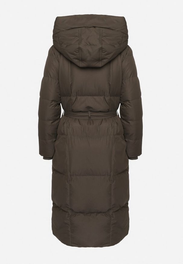 Born2be - Ciemnozielona Długa Kurtka Pikowana z Kapturem i Wysokim Kołnierzem Wiązana w Talii Zevrira. Okazja: na co dzień. Typ kołnierza: kaptur. Kolor: zielony. Materiał: jeans, materiał. Długość: długie. Styl: klasyczny, casual, elegancki, sportowy