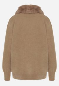 Born2be - Ciemnobeżowy Kardigan z Wełną z Futrzanym Kołnierzem Zapinany na Suwak Sistte. Okazja: na co dzień. Kolor: beżowy. Materiał: wełna, futro. Długość rękawa: długi rękaw. Długość: długie. Styl: casual #7