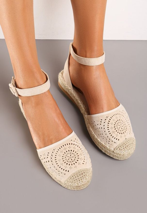 Renee - Beżowe Espadryle na Płaskiej Podeszwie z Ażurowym Zdobieniem Zapinane Wokół Kostki Vizimaia. Okazja: na co dzień. Nosek buta: okrągły. Zapięcie: pasek. Kolor: beżowy. Wzór: aplikacja, ażurowy. Obcas: na płaskiej podeszwie. Styl: casual, elegancki