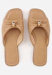 Renee - Ciemnobeżowe Klapki na Płaskiej Podeszwie Zdobione Metaliczną Aplikacją Winnessa. Okazja: na co dzień. Kolor: beżowy. Materiał: jeans. Wzór: aplikacja. Obcas: na płaskiej podeszwie. Styl: casual #3