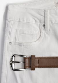 Born2be - Białe Jeansy o Kroju Mom Fit z Bawełną i Wiskozą Ozdobione Paskiem Salmirra. Okazja: na co dzień. Stan: podwyższony. Kolor: biały. Wzór: aplikacja. Styl: casual #6