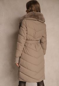 Renee - Ciemnobeżowa Pikowana Kurtka o Eleganckim Kroju z Futerkiem i Wiązanym Paskiem Galinessa. Kolor: beżowy. Materiał: futro. Sezon: zima. Styl: elegancki #4