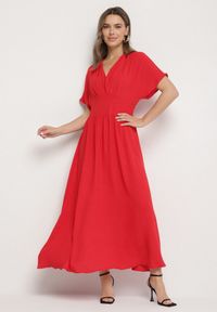 Born2be - Czerwona Rozkloszowana Sukienka z Gumką w Talii i Dekoltem w Serek Iffara. Okazja: na co dzień, do pracy, na spotkanie biznesowe. Typ kołnierza: dekolt w serek. Kolor: czerwony. Styl: biznesowy, casual #1