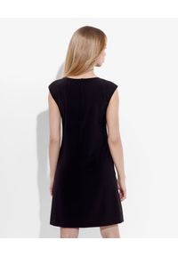 MOSCHINO - Czarna sukienka z guzikami. Kolor: czarny. Materiał: materiał. Typ sukienki: sportowe, z odkrytymi ramionami. Styl: klasyczny, sportowy. Długość: mini #4