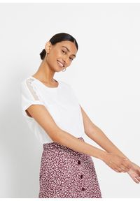 bonprix - Luźniejszy shirt z koronką. Kolor: biały. Materiał: koronka. Wzór: koronka