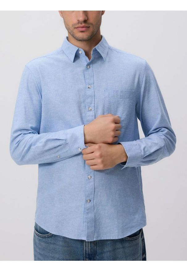 Reserved - Koszula regular z lnem - jasnoniebieski. Kolor: niebieski. Materiał: len